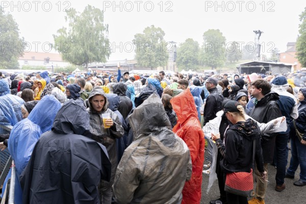 Audience in the rain, Wanda, rock/pop band, Austria, Schön bei dir Live 2025 Tour, open air at the