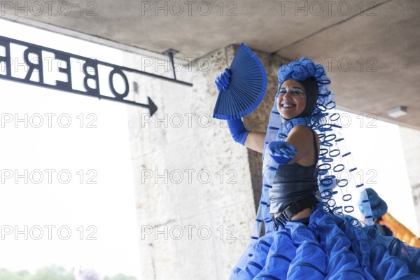 Dulce Compania stilt figures at the Lollapalooza Festival in the Olympiastadion and on the Maifeld,