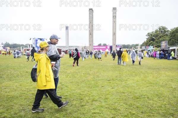 Two festival-goers with cocktail glasses at the Lollapalooza Festival in the Olympic Stadium and on