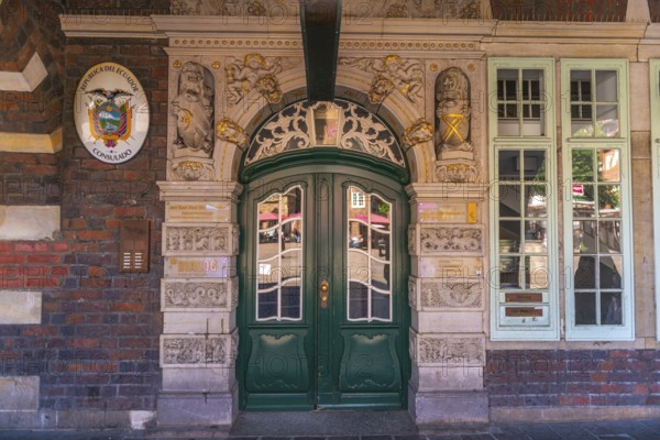 Consulate of the Republic of Ecuador, Am Markt 1, national coat of arms, entrance with gilded