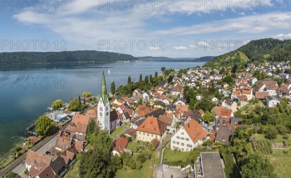 Luftbild von der Ortschaft Sipplingen am Bodensee bei sommerlicher Vegetation, gegenüber der