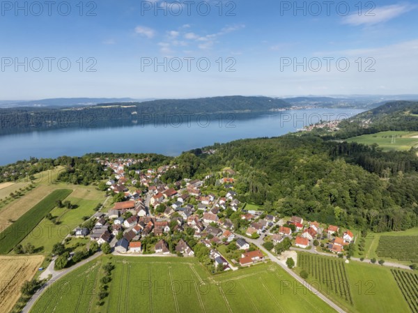 Luftbild vom Bodensee mit der Ortschaft Hödingen, am Horizont der Bodanrück, Überlingen,