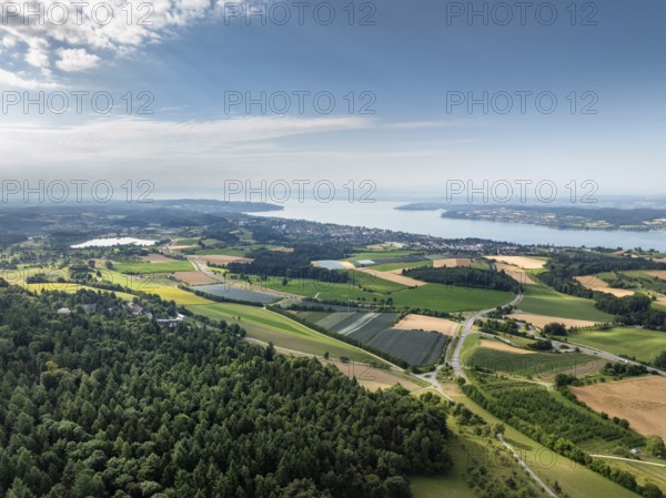 Luftbild vom Bodensee bei Überlingen mit erntereifen Getreidefeldern und Obstplantagen mit