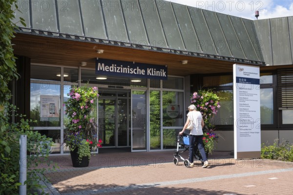 Eingangsbereich mit Wegweiser, Pylone, Stele der Medizinischen Klinik, Fachbereich für innere