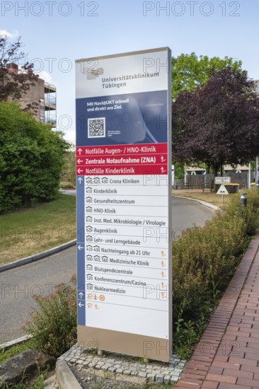 Wegweiser, Pylone, Stele zu verschiedene Notaufnahmestellen, Notfallmedizin und Fachkliniken, Crona