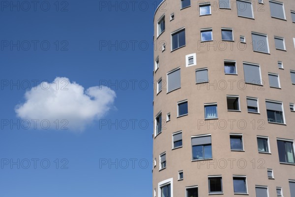 Hausfassade mit vielen unterschiedlichen Fenstern, Detailansicht, GZT Gästehaus der