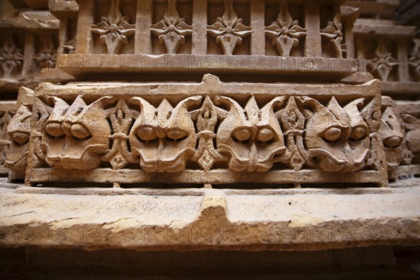 Sculptures of heads on a pillar in the Jain temple Chandraprabhu in the fortress in Jaisalmer,