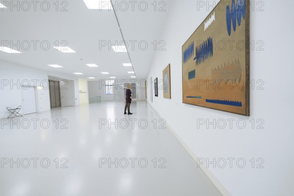 Wide-angle view of a gallery exhibition with a minimalistic atmosphere, Schauwerk, Sindelfingen,