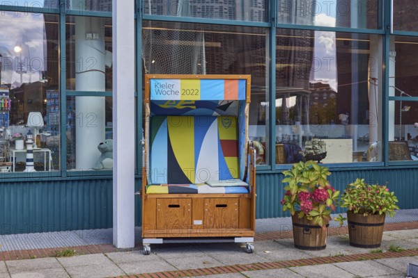 Welcome Center, glass façade, shop window, beach chair, flower pot, sunny, diffuse light,