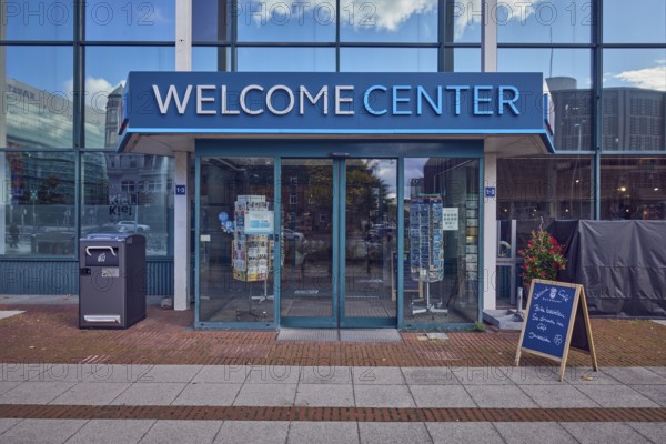 Welcome Center, entrance area, glass façade, door, sunny, diffuse light, Stresemannplatz, Kiel,