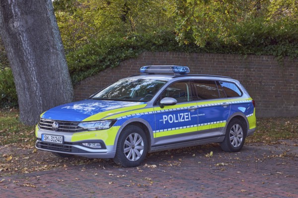 Police car, Volkswagen, VW, brick wall, tree, meadow, sunny, Kiel, state capital, district-free