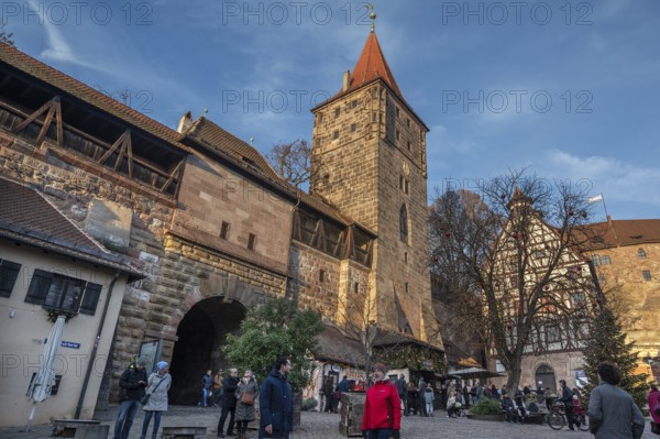 Medieval Tiergärtnertorturm, on the right the historic Pilatushaus, Tiergärtnertor, Nuremberg,