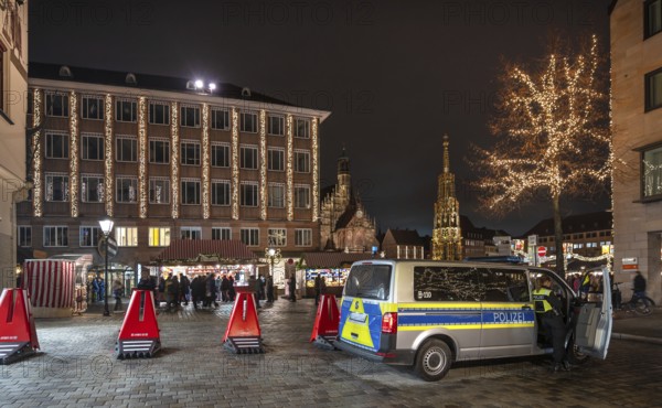 Securing the evening Christmas market through poizei and barriers, Hauptmarkt, Nuremberg Middle