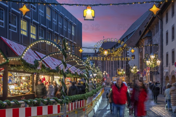 Christmas stands and lighting on the way to children's Christmas, Hans-Sachs-Platz, Nuremberg,