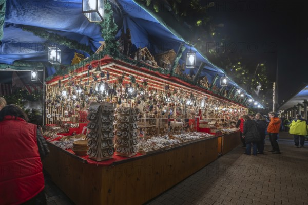 Stand with Christmas decorations at the Christkindlesmarkt, Hauptmarkt, Nuremberg, Middle