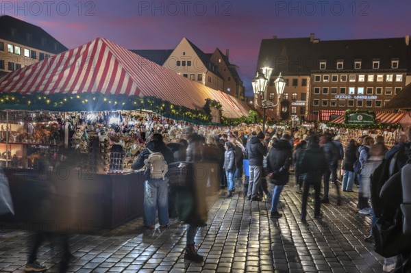 Stalls selling Christmas decorations at the Christmas market in evening lighting, Hauptmarkt,