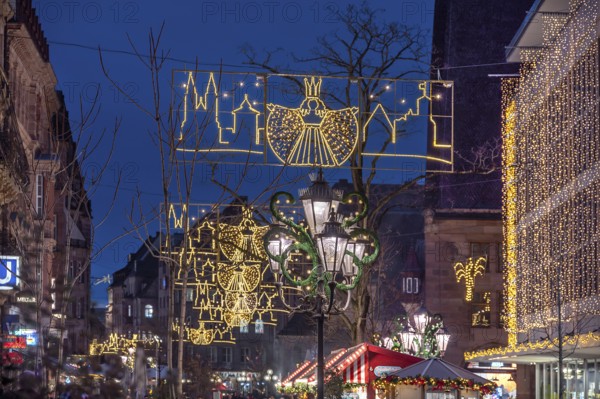 Christmas lighting and stalls on the way to the Nuremberg Christmas Market, Königstraße, Nuremberg,