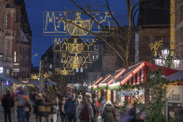 Christmas lights and stalls on the way to the Christkindlesmarkt, Hans-Sachs-Platz, Nuremberg,