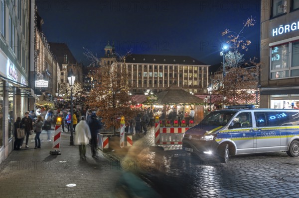 Securing the evening Christmas market through poizei and barriers, Hauptmarkt, Nuremberg Middle