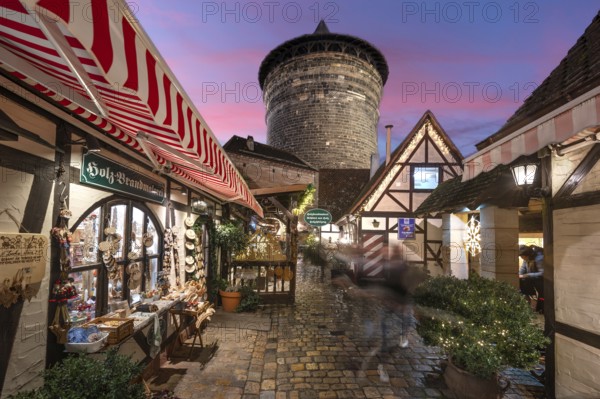 Evening atmosphere in the Handwerkerhof during Advent, the Königstorturm in the back, built around