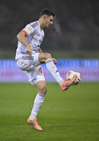 Josip Stanisic FC Bayern Munich FCB (44) Action on the ball Voith-Arena, Heidenheim,
