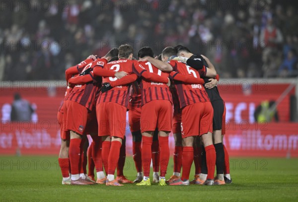 Team building, circle of teams in front of the start of the game 1. FC Heidenheim FCH Voith-Arena,