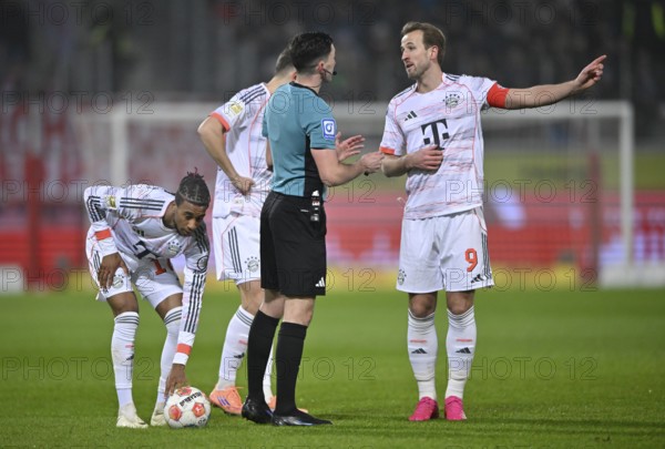 Referee Referee Florian Badstübner in discussion with Harry Kane FC Bayern Munich FCB (09) Gesture