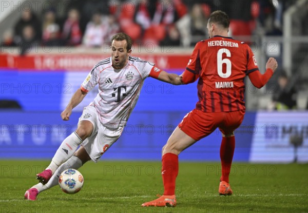 Harry Kane FC Bayern Munich FCB (09) One-on-one action on the ball against Patrick Mainka 1. FC