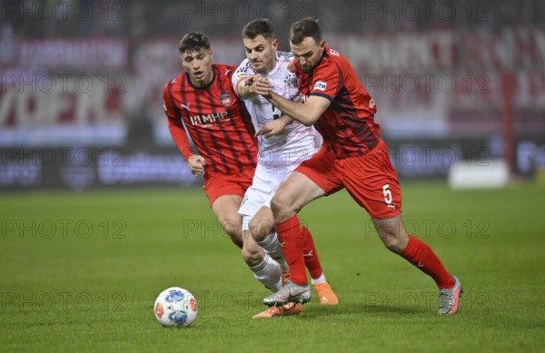 One-on-one, action Josip Stanisic FC Bayern Munich FCB (44) (centre) against Benedikt Gimber 1. FC