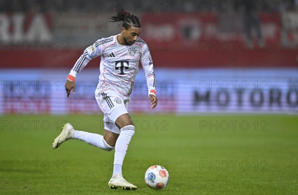 Michael Olise FC Bayern Munich FCB (17) Action on the ball Voith-Arena, Heidenheim,