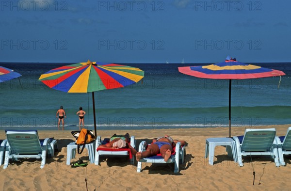 People, umbrellas and sun loungers at Karon Beach, two years in front of the tsunami, Ko Phuket,