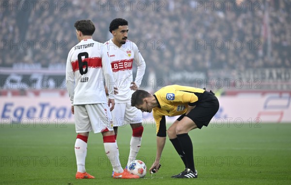 Free kick, referee Daniel Siebert marks position of ball with free kick spray, foam, Angelo Stiller