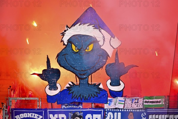 Miesepeter The Grinch shows stinkefinger, middle finger, Bengalos, pyrotechnics, pyro, fireworks,