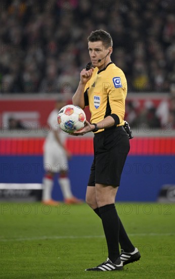 Referee Daniel Siebert at referee ball, gesture gesture whistle at mouth, MHPArena, MHP Arena