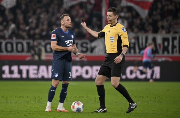 Referee Referee Daniel Siebert Gesture Gesture in conversation Discussion with Vladimir Coufal TSG