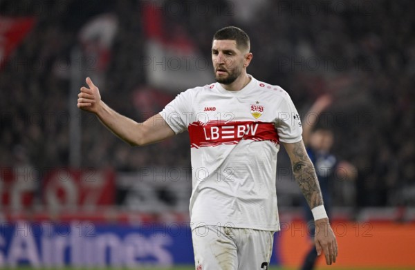 Jeff Chabot VfB Stuttgart (24) Gesture Gesture Thumbs up MHPArena, MHP Arena Stuttgart,
