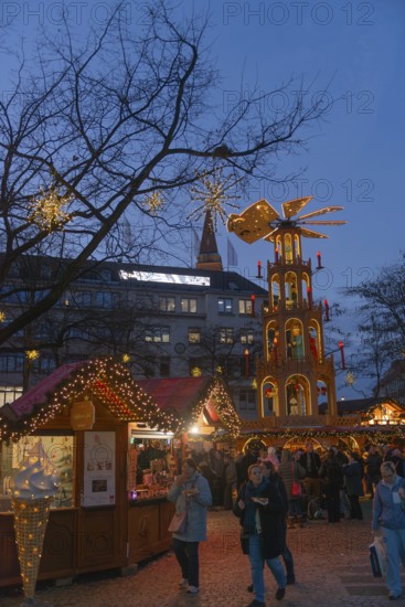 Christmas market at Ausmus-Bremer-Platz in Kiel, pedestrian zone, early evening, stalls, visitors,