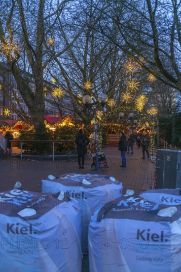 Safety measures for the Christmas market on Holstenplatz in Kiel, city center, Christian festival,