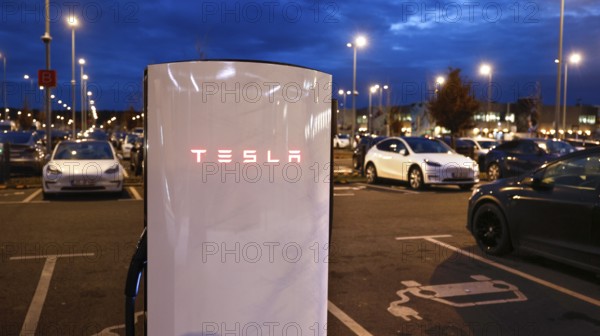 Super Charger charging station at the Tesla Gigafactory, Grünheide, 19.12.2025, Grünheide,