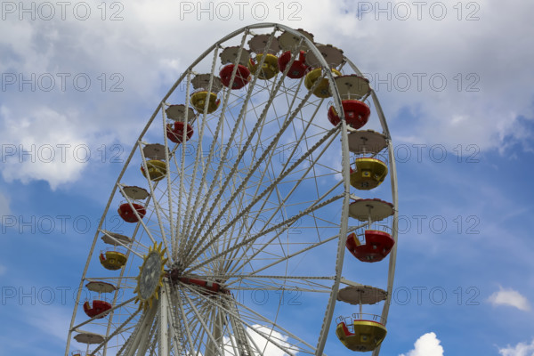Fairground in Ulm Friedrichsau, folk festival, hustle and bustle, ferris wheel, amusement park,