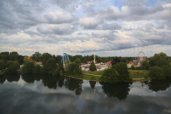 Fairground in Ulm Friedrichsau, folk festival, hustle and bustle, Ferris wheel, amusement park,