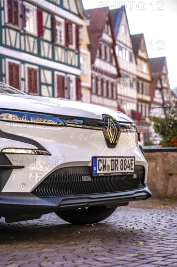 Close-up of a white car with frame houses reflecting on the body, Deer E-Carsharing, Renault