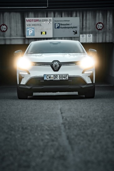 SUV with headlights switched on in front of a parking garage, front view, Deer e-Carsharing,