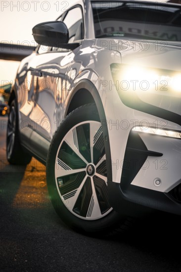 Front view of a car with shiny headlights in an urban environment, Deer E-Carsharing, Renault