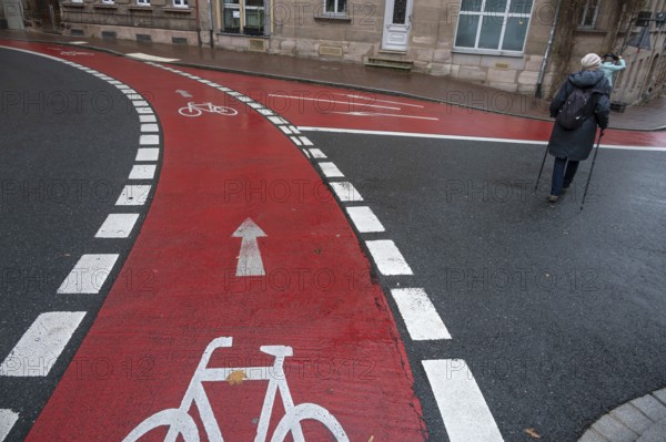 Red marked bicycle path in the city center, Fürth, Middle Franconia, Bavaria, Germany