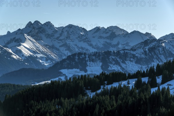 View from the high-altitude hiking trail from Bolsterlanger Horn to Riedberger Horn, snow-covered