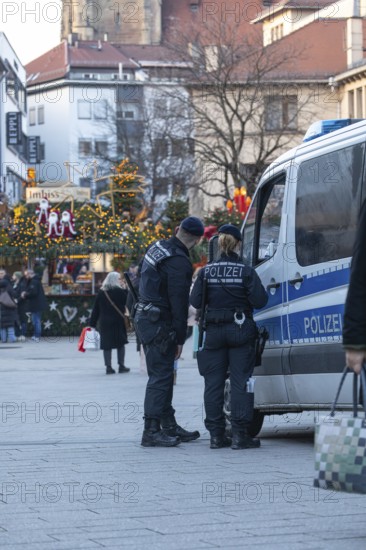 At the Christmas market in Stuttgart, the police are standing in front of the market hall with