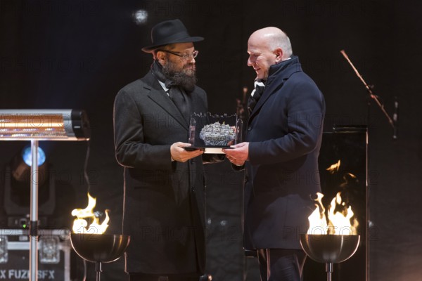 Kai Wegner (Governing Mayor of Berlin) receives a gift from Yehuda Teichtal (Rabbi of the