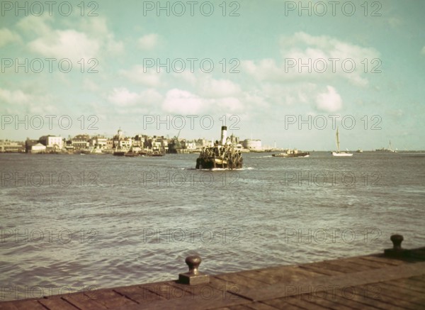Ferry boat service between Portsmouth and Gosport, Portsmouth harbour, Hampshire, England, UK c