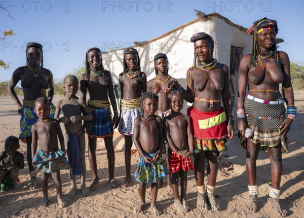 Women and children in the village, Hakaona people, also Havakona or Hakawona, near Opuwo, Kunene,